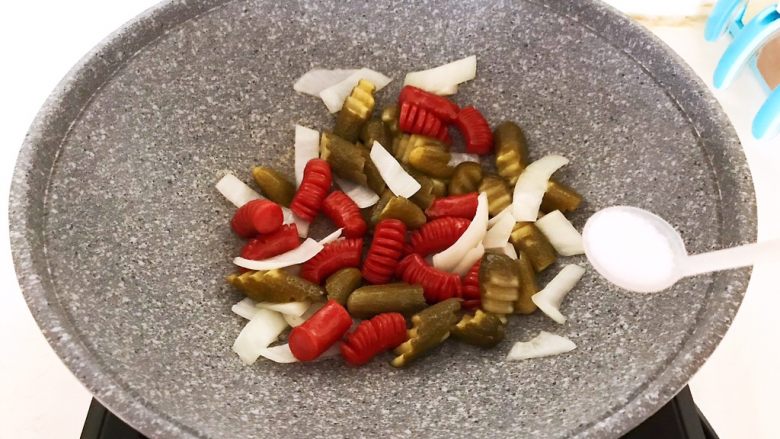 10分钟快手菜 肉粒多风味香肠炒俄式乳瓜,加入精盐调味