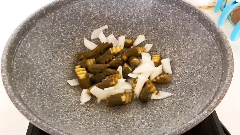 10分钟快手菜 肉粒多风味香肠炒俄式乳瓜,翻炒均匀