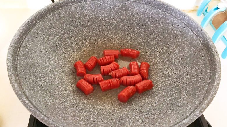 10分钟快手菜 肉粒多风味香肠炒俄式乳瓜,小火煸炒3分钟左右