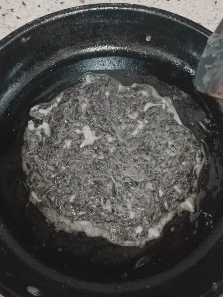 山粉摊,将调好的糊倒入锅里,摊平。注意边缘不要太薄,用铲子把边缘堵一堵,火开中火,等边缘慢慢收干
