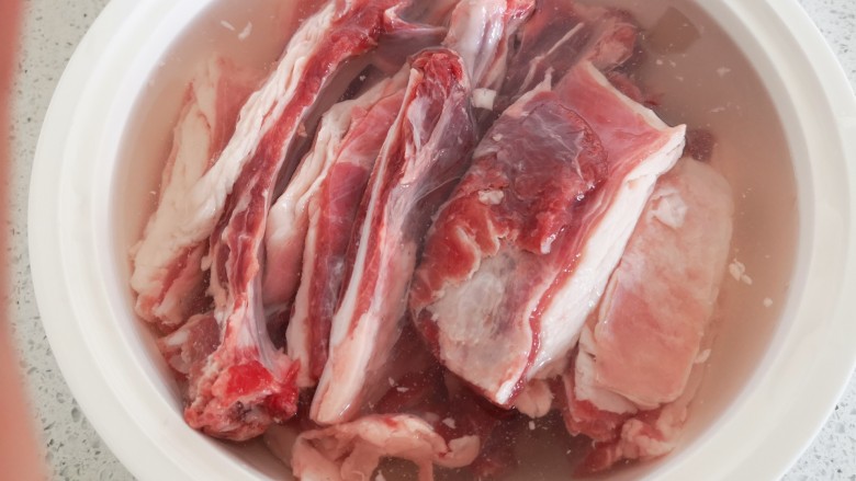 炖羊肉,入水浸泡,并根据情况换上几次水,至羊肉干净