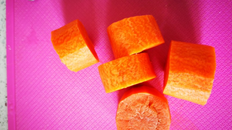 炖羊肉,切<a style='color:red;display:inline-block;' href='/shicai/ 25'>胡萝卜</a>块。可随羊肉一起炖,也可等羊肉好了再放进去炖煮。