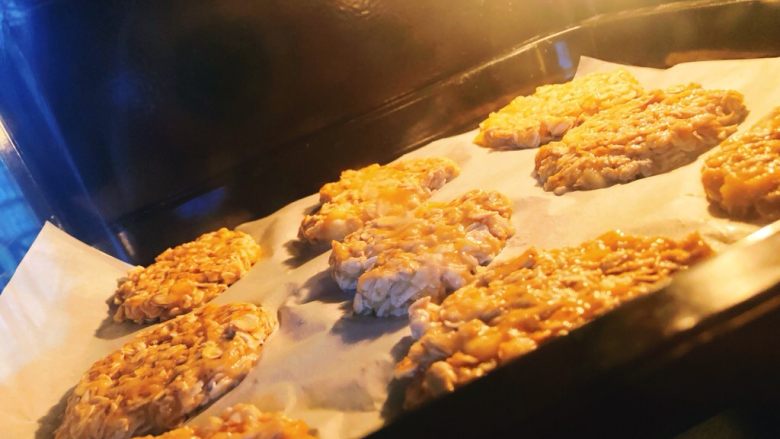 香蕉燕麦饼,9.放入铺有油纸的烤盘上面,避免粘上烤盘