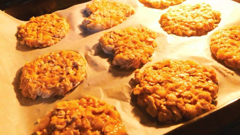 香蕉燕麦饼,10.尽量每个饼薄厚大小一致,这样就尽可能的避免的烘烤不均匀