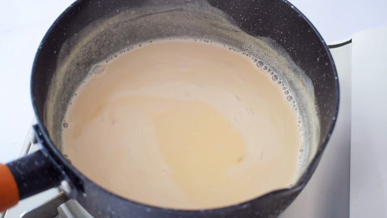 红糖姜撞奶,小火边煮边搅拌,煮至红糖融化,温度为80度时,如果没有温度计,看到牛奶边缘出现小泡泡,中间没烧开就差不多了(如果把握不了,最好用养生壶煮,因养生壶是可以调整温度的)