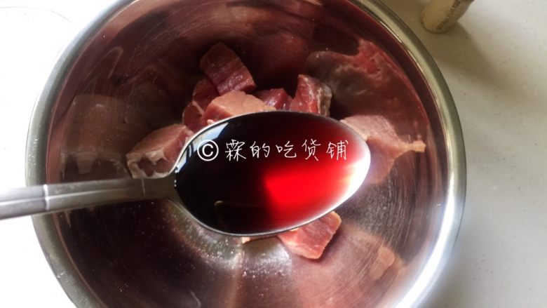 烤牛肉串,放入<a style='color:red;display:inline-block;' href='/shicai/ 13418'>红酒</a>。