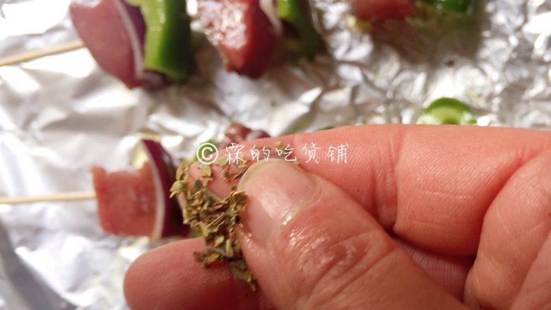 烤牛肉串,还可以撒上丢丢的香料碎(可选),入烤箱,180度,25分钟左右(具体时间、温度,请根据自家烤箱灵活设定。)