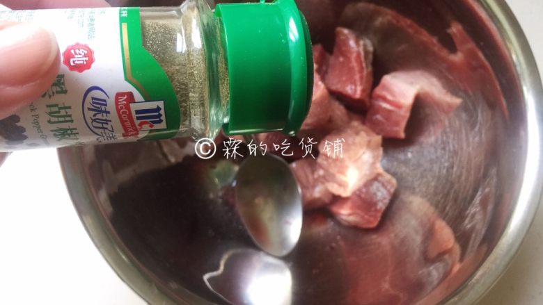 烤牛肉串,再撒上点点黑胡椒粉,抓匀,备用。