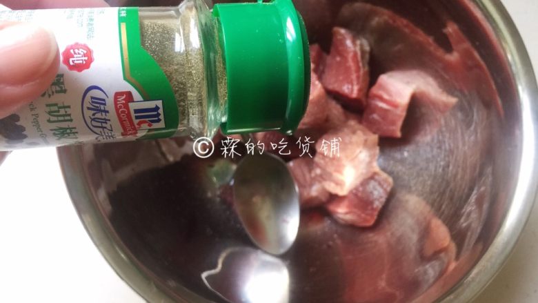 烤牛肉串,再撒上点点黑胡椒粉，抓匀，备用。