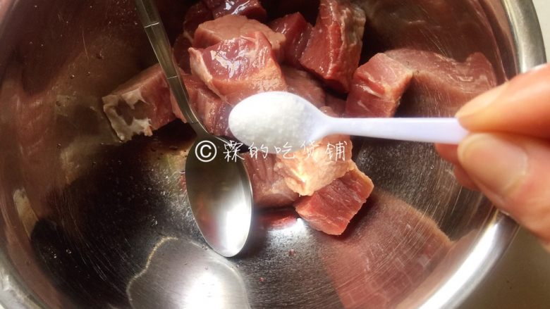 烤牛肉串,盐。