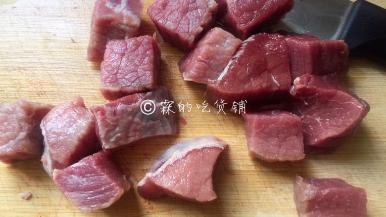 烤牛肉串,提前1小时左右先把<a style='color:red;display:inline-block;' href='/shicai/ 216'>牛肉</a>腌起来,切块,约1.5厘米左右大小。