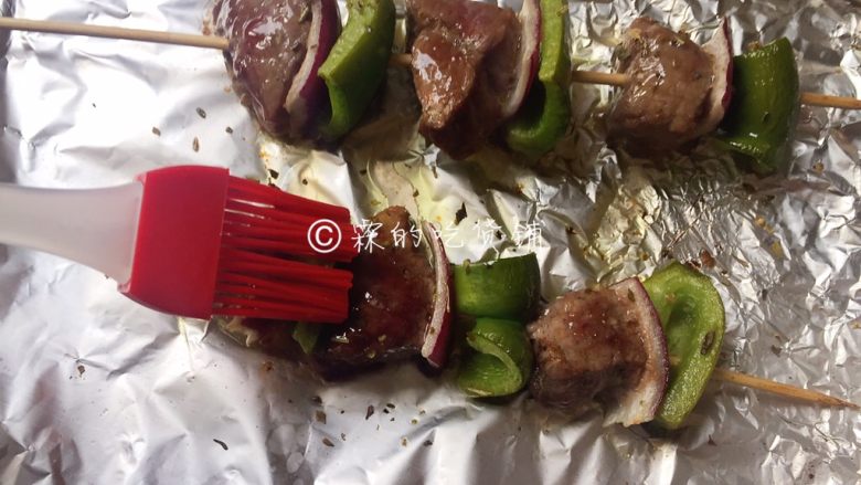 烤牛肉串,每过10分钟左右,把肉串拿出来,翻下面,再刷一遍橄榄油。