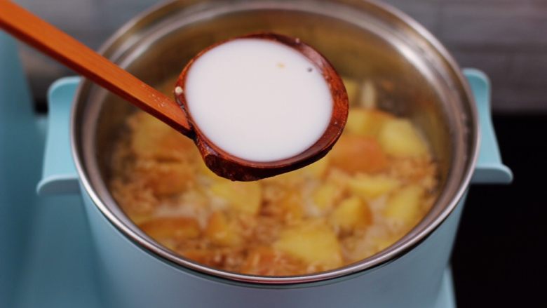 百合酒酿苹果核桃羹,淀粉提前用清水化开,倒入锅中勾芡。