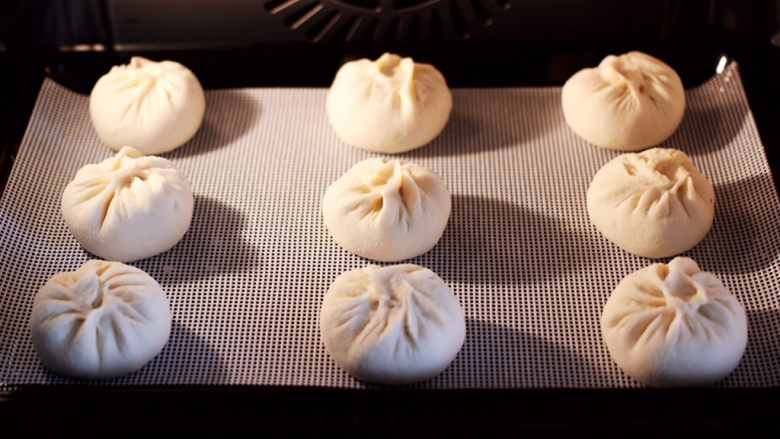 大葱猪肉发面包,依次包好所有的包子后,放入蒸箱进行二发,发至原来的1.5倍大时,启动蒸箱蒸15分钟焖5分钟即可。