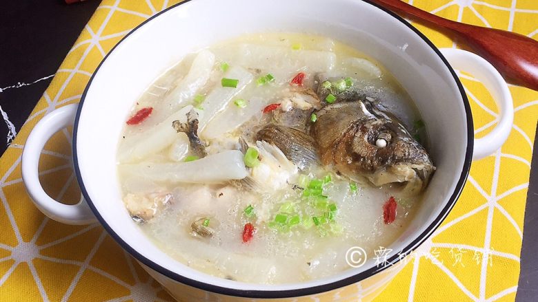 鲫鱼萝卜汤,鲜得眉毛也会掉的,完成。