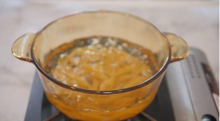 蕃茄意大利直筒面,水中加少许盐,将意面煮至9成熟,捞出备用