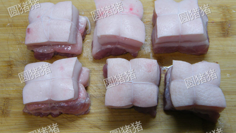 如何炖出不腻的东坡肉--酒店做法及家庭做法,将猪肉切成40mmx40mm的方块,并用粗棉绳绑成十字结,扎口朝下。