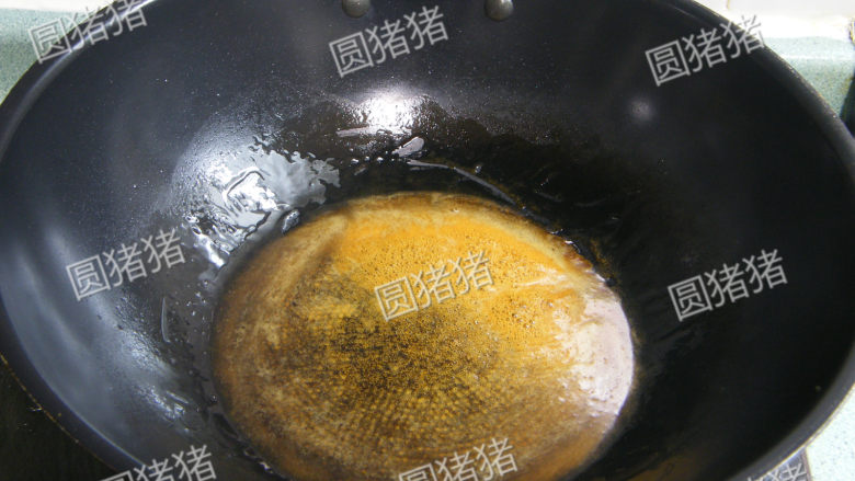 如何炖出不腻的东坡肉--酒店做法及家庭做法,锅内冒烟,冰糖转为深褐色。