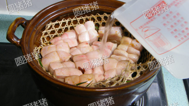 如何炖出不腻的东坡肉--酒店做法及家庭做法,注入清水600ml,水量至猪肉的2/3位置,加盖大火烧开后转小火焖约60分钟。
