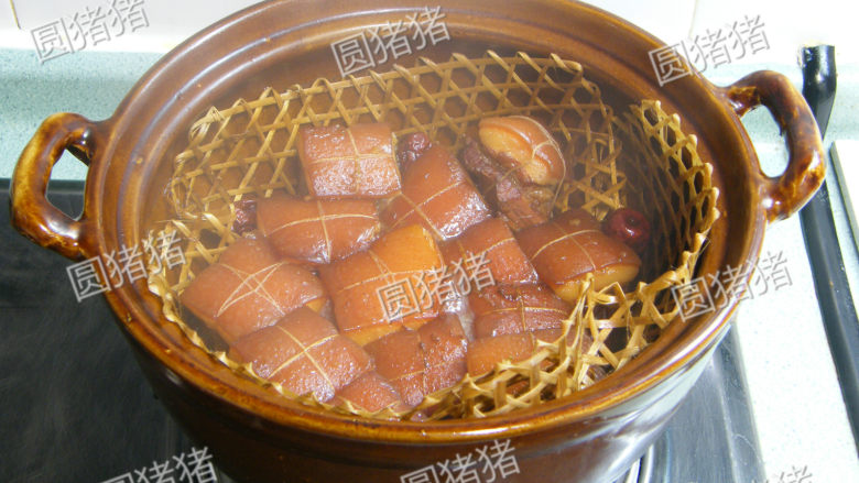如何炖出不腻的东坡肉--酒店做法及家庭做法,约30分钟时,将猪肉翻转猪皮朝下继续焖制。约45分钟时再翻转过来,直制水份焖至只剩锅底位置。