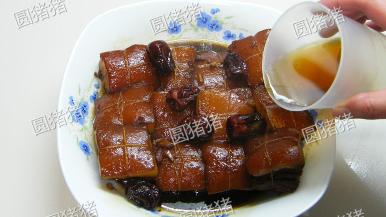 如何炖出不腻的东坡肉--酒店做法及家庭做法,将猪肉摆放在大碗内,倒入剩下的汤汁,放入剪开口的红枣,再倒入花雕酒30ml。
