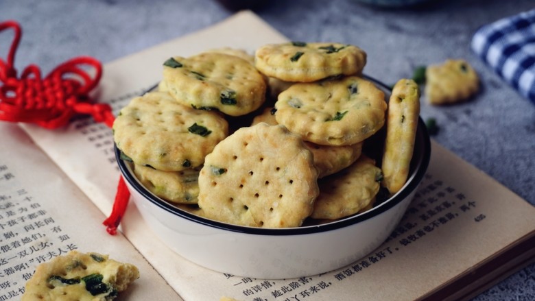 香葱苏打饼干,酥脆的咸味香葱饼干