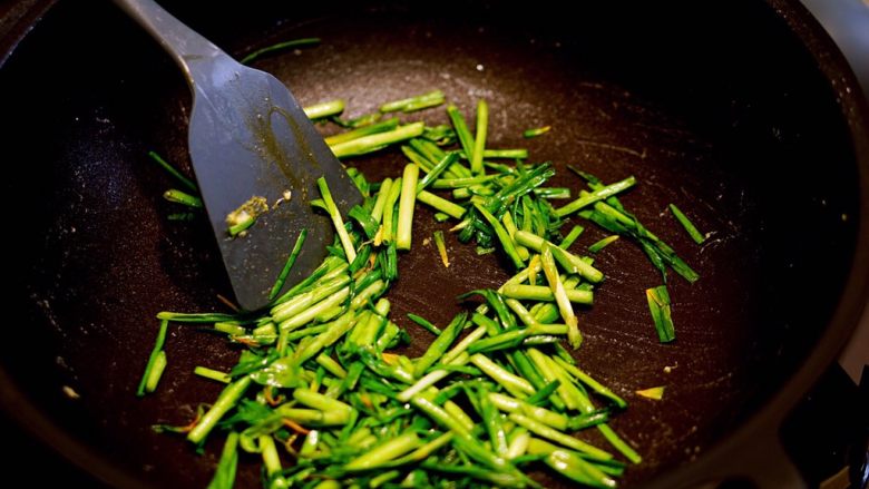 蒜苗炒蛋(简单美味版),接着炒蒜苗,加入花椒粉和剩下的一半的盐