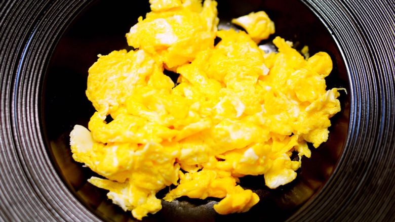 蒜苗炒蛋(简单美味版),先炒鸡蛋,先炒鸡蛋,先炒鸡蛋(重要事情说三遍)加入上图一半的盐