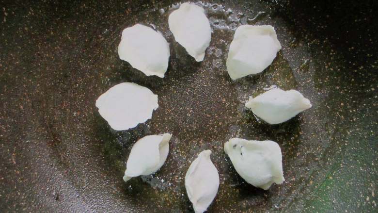 5分钟快手早餐,码上速冻水饺,小火将饺子煎至低面金黄