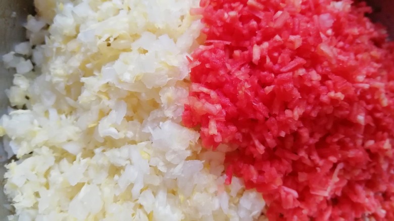 红油酸汤水饺,用粗纱布包住白菜碎末,挤去多余的水分,<a style='color:red;display:inline-block;' href='/shicai/ 2559'>红萝卜</a>先擦成丝再剁碎,一起放在肉馅里。