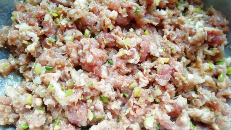 红油酸汤水饺,搅拌均匀,让肉馅静置一会儿。