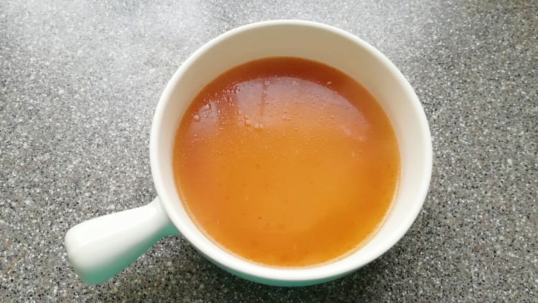 红油酸汤水饺,饺子快煮熟的时候调制酸汤:根据自己的口味将恒顺香醋、生抽、盐和鸡精放入碗里,倒入一大勺饺子汤搅拌均匀。