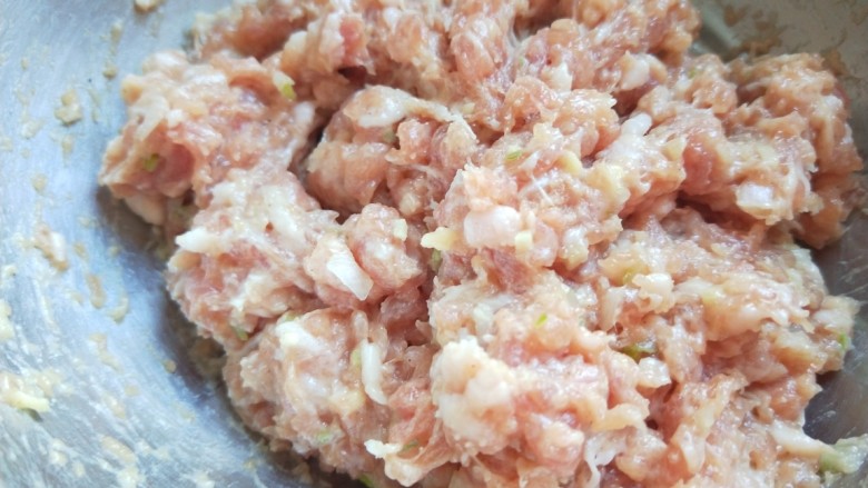 名厨私房菜 番茄猪肉丸子,搅拌肉馅倒扣不掉下来为止。