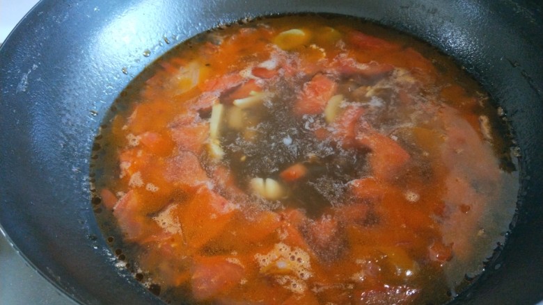 名厨私房菜 番茄猪肉丸子,锅中放入适量油爆香葱姜蒜,倒入<a style='color:red;display:inline-block;' href='/shicai/ 59'>番茄</a>炒出汁在倒入适量水烧开,转小火熬制汤汁红润。