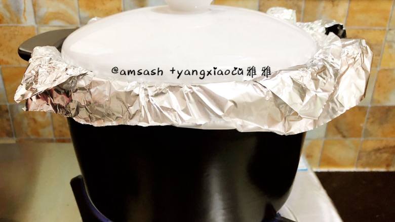 砂锅烤地瓜,把洗干净的红薯都放进砂锅中,.盖上盖子,然后开中小火烤,大约需要烤四十分钟左右。