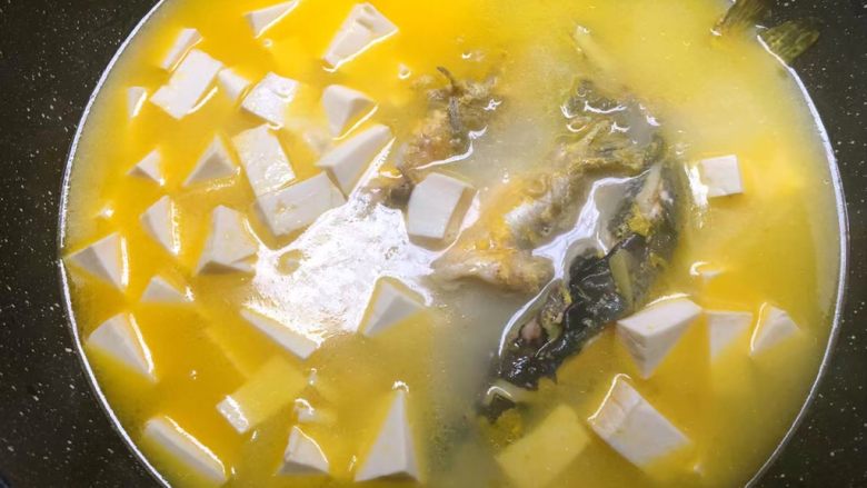 黄骨鱼豆腐汤,炖好以后,加入豆腐和适量盐,继续再炖10分钟。
