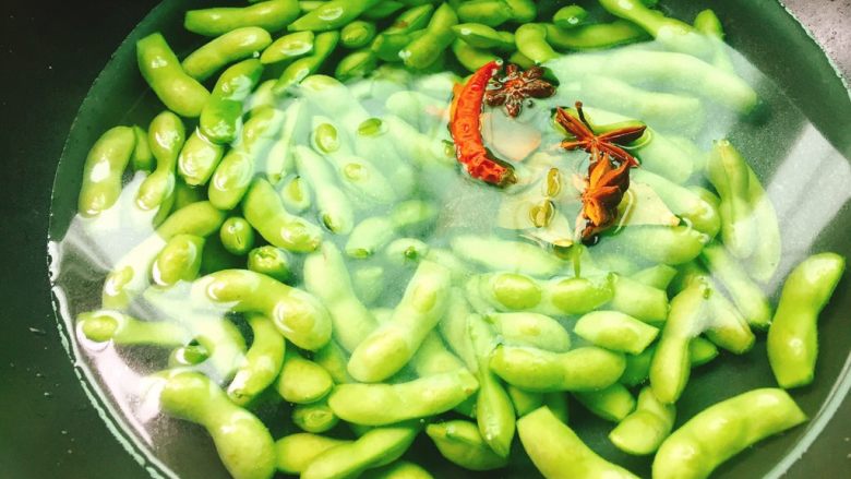 五香盐水毛豆,锅里放水,加入配料,毛豆