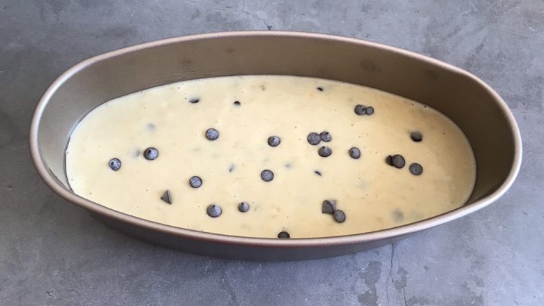 香蕉巧克力豆蛋糕,装入模具中(六寸圆模,椭圆模具都可以,普通模具需要刷油防粘)放入提前预热好的烤箱上下火170度40分钟左右即可