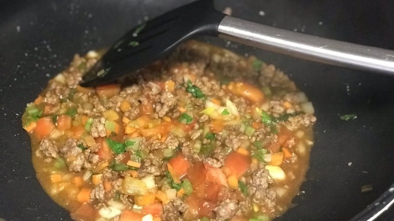 千层面,倒入适量水,烧开后转小火炖煮。