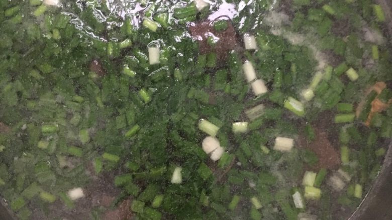 韭菜猪红汤,慢火煮至沸腾后，加入葱花，关火