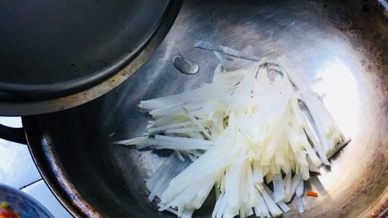 牛肉萝卜小火锅,准备一个小火锅,砂锅都可以