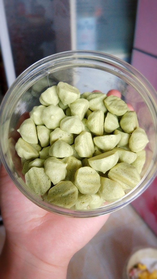 牛油果溶豆(零失败),做好的溶豆别忘了装入密封罐或密封袋,密封保存哦!自己做的没有添加剂,最好一周之内食用完。