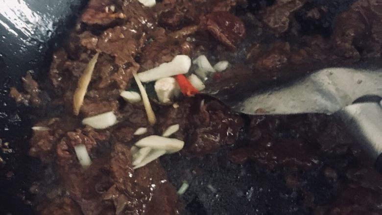 牛肉萝卜小火锅,加入大蒜头翻炒,至熟透