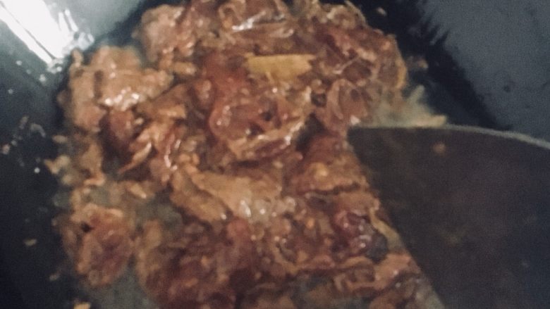 牛肉萝卜小火锅,放入色拉油烧热,放入姜片,翻炒放入牛肉(有淀粉会有些粘锅,建议油烧热一点)