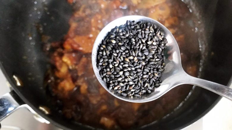 古方红糖七彩豆年糕,最后加入一勺熟黑芝麻,翻炒均匀,即可
