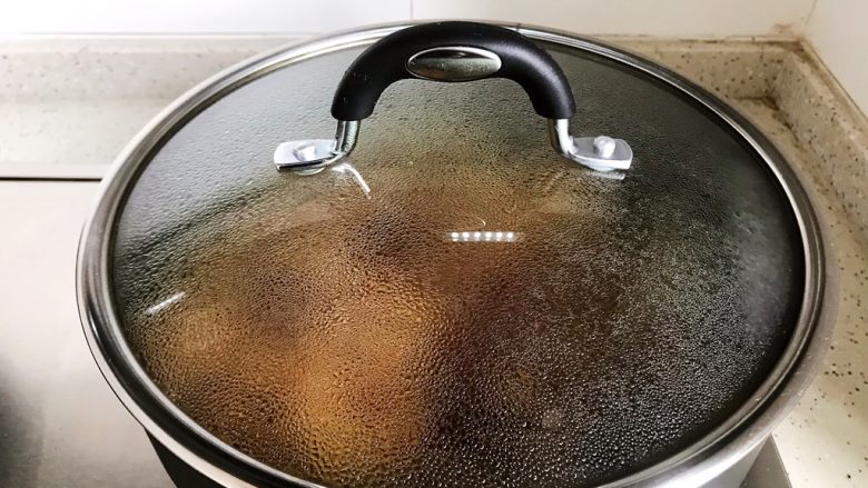 古方红糖七彩豆年糕,盖上锅盖,转小火,焖煮至汤汁差不多收紧(约摸两三分钟)