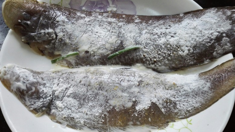 红烧舌鳎鱼,裹上一层生粉