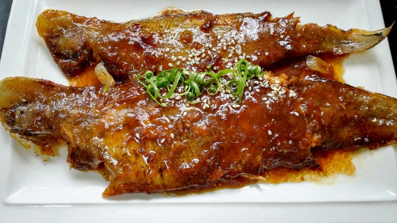 红烧舌鳎鱼,撒上熟<a style='color:red;display:inline-block;' href='/shicai/ 678'>白芝麻</a>和香葱点缀