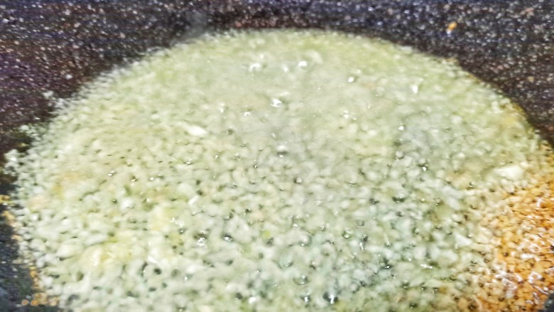 酸菜昂刺鱼,锅里加适量的油,放蒜泥炒香。