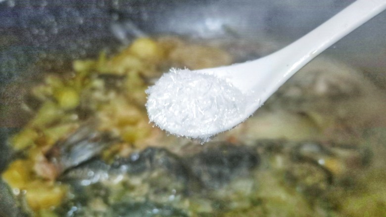 酸菜昂刺鱼,鱼肉充分吸收酸菜的味道,收到汤汁变成粘稠,出锅前撒点葱花与<a style='color:red;display:inline-block;' href='/shicai/ 717'>味精</a>调味【酸菜够咸了就不需要买放盐】